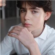 Englisch-Abiturient, der Kinder aller Altersgruppen unterrichtet